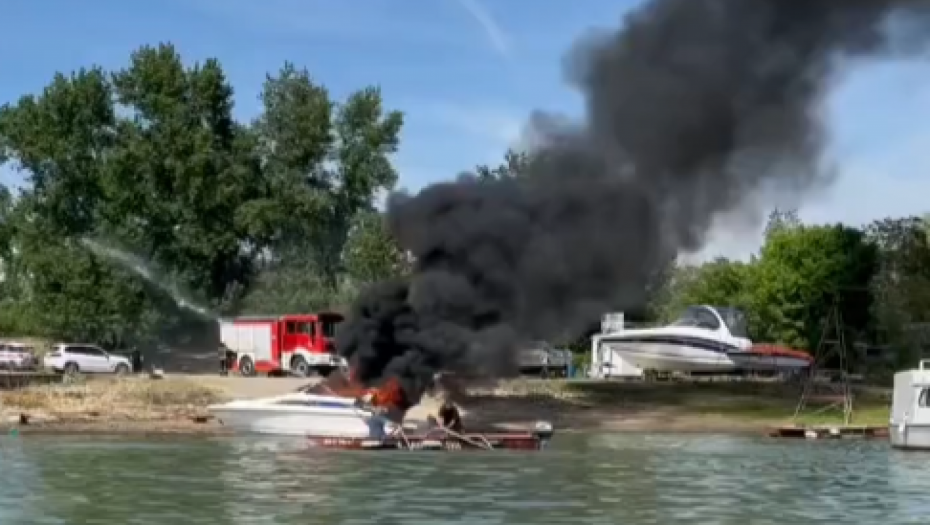 POŽAR NA BRODIĆU NA SAVI NA NOVOM BEOGRADU Građani u šoku posmatraju prizor (VIDEO)