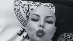 POTRESNI PRIZORI! OVAKO JE IZGLEDALA HARIJETA SIMIĆ TOKOM LEČENJA Pokazala telo puno rana i bez kose na glavi