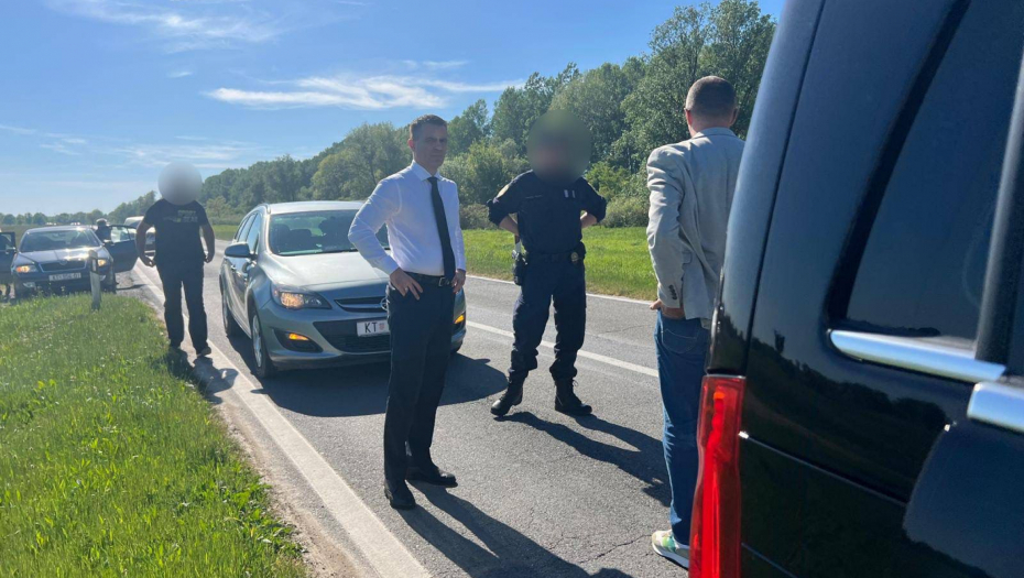 HRVATSKA POLICIJA SPREČILA SRPSKOG MINISTRA DA POSETI SPOMENIK ŽRTVAMA JASENOVCA Zaustavili su kombi, okružili ga sa 3 auta...