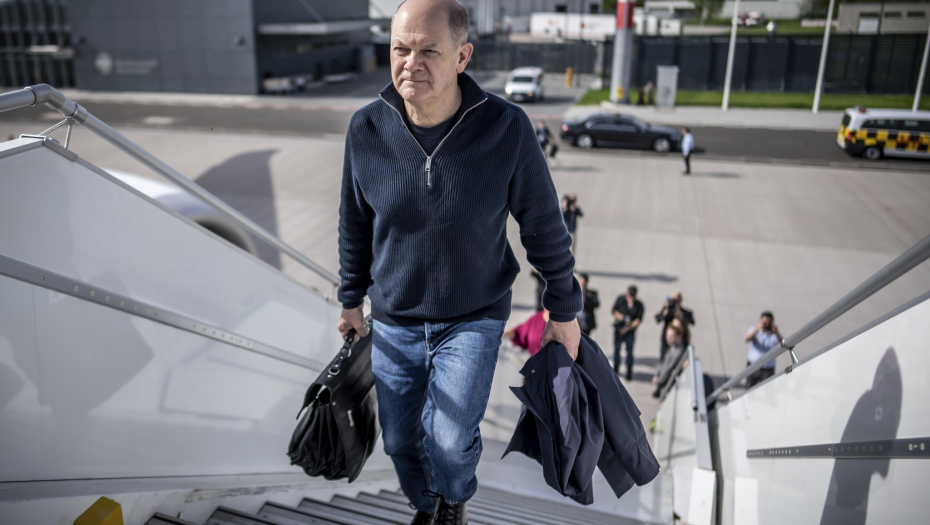 PONIŽENJE ZA ŠOLCA U KINI Nemački kancelar se na aerodromu proveo kao bos po trnju (VIDEO)