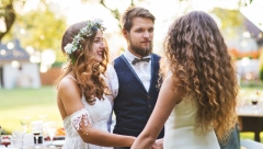 „KUMA JE SELA MLADOŽENJI U KRILO I GURNULA RUKU U PANTALONE!“ Momak je opisao najčudniju svadbu na kojoj je bio, i dalje je šokiran