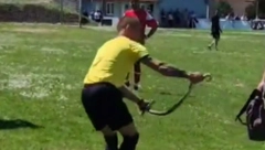 OVO IMA SAMO KOD NAS Zmija ušla na teren i prekinula utakmicu, a reakcija sudije će vas oduševiti (VIDEO)