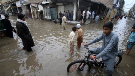 PROGLAŠENO VANREDNO STANJE U obilnim kišama u Pakistanu nastradalo 36 osoba (FOTO)