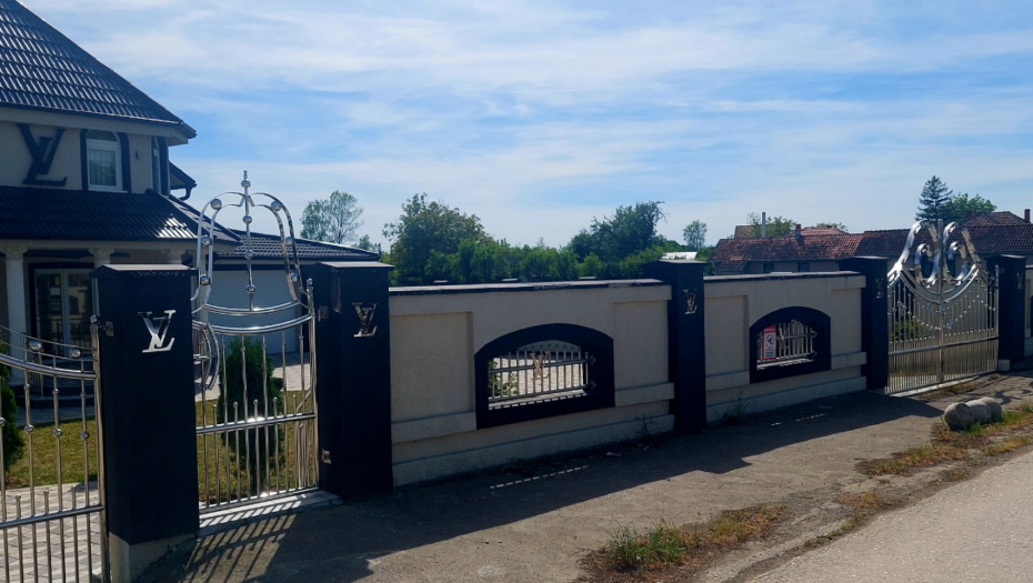 "OVO JE ZNAK DA JE USPEO U ŽIVOTU" Ceo internet plače od smeha zbog GASTARBAJTERSKE vile u Lajkovcu (FOTO)