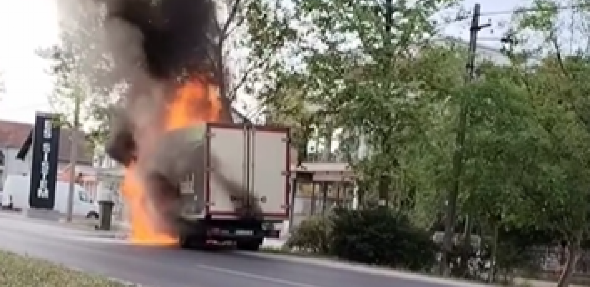 ZAPALIO SE KAMION SA PLINSKIM BOCAMA Drama na auto-putu kod Kragujevca!