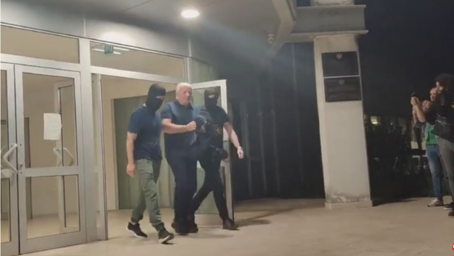 BEZBEDNJAKU LAZOVIĆU JE ODREĐEN PRITVOR  Sumnja se da bi mogao  da utiče na Zvicera i Vujotića?