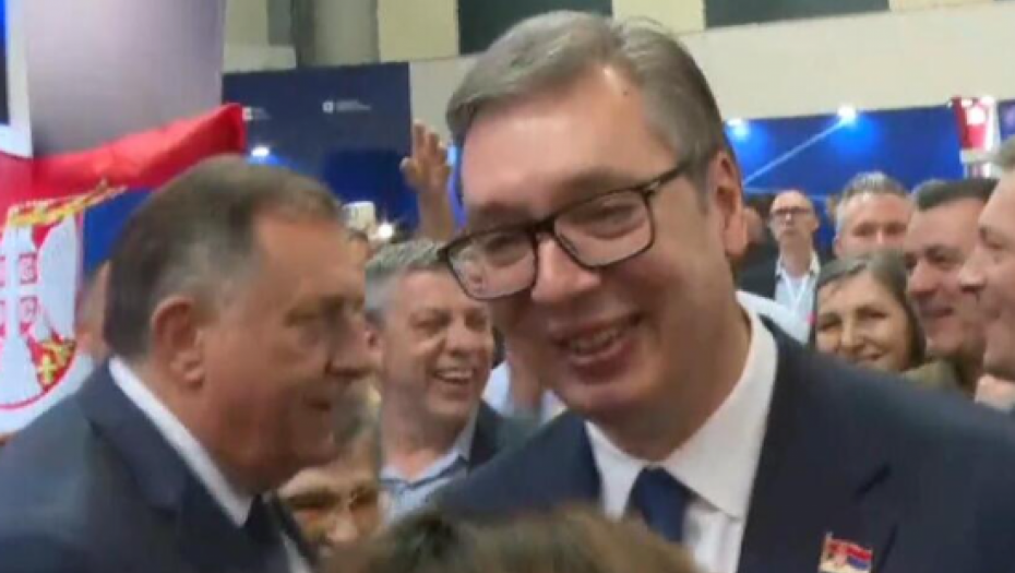 "PREDSEDNIČE, DA SE SLIKAMO" Ljudi se okupili oko Vučića, opšta pomama u Mostaru