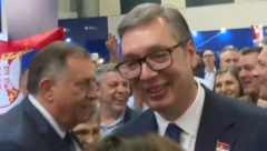 "PREDSEDNIČE, DA SE SLIKAMO" Ljudi se okupili oko Vučića, opšta pomama u Mostaru