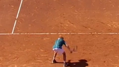ŠTA SE DEŠAVA SA OVIM ČOVEKOM? Rus ne može da se sastavi, opet izgubio, pa bes iskalio na reketu (VIDEO)