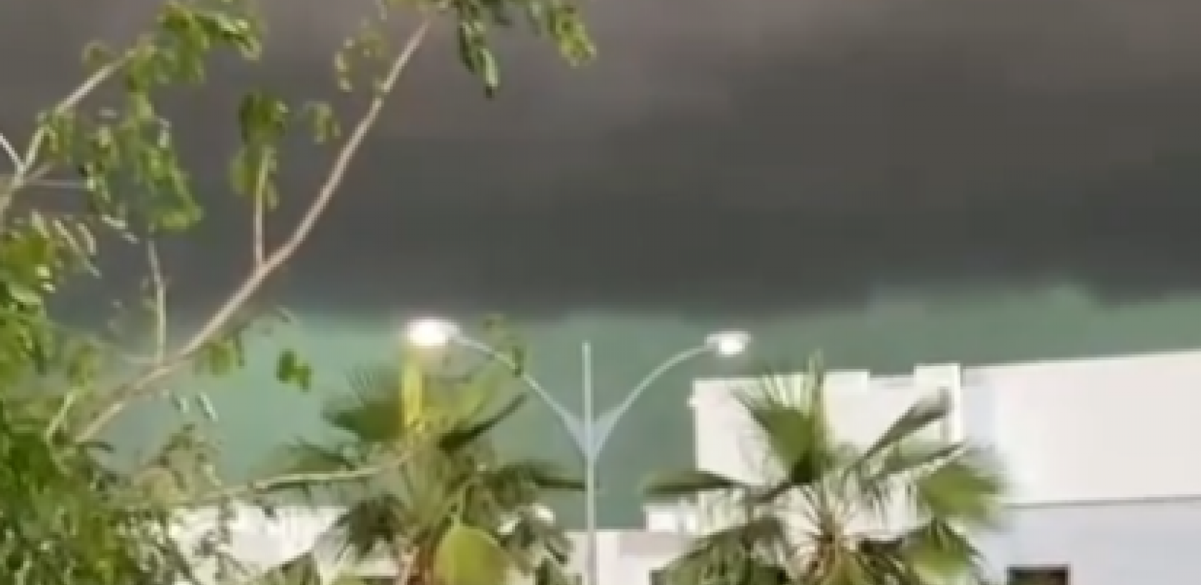 APOKALIPTIČNO NEVREME ZAHVATILO ABU DABI Strašan prizor u Emiratima, obustavljeni letovi (VIDEO)
