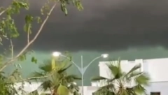APOKALIPTIČNO NEVREME ZAHVATILO ABU DABI Strašan prizor u Emiratima, obustavljeni letovi (VIDEO)
