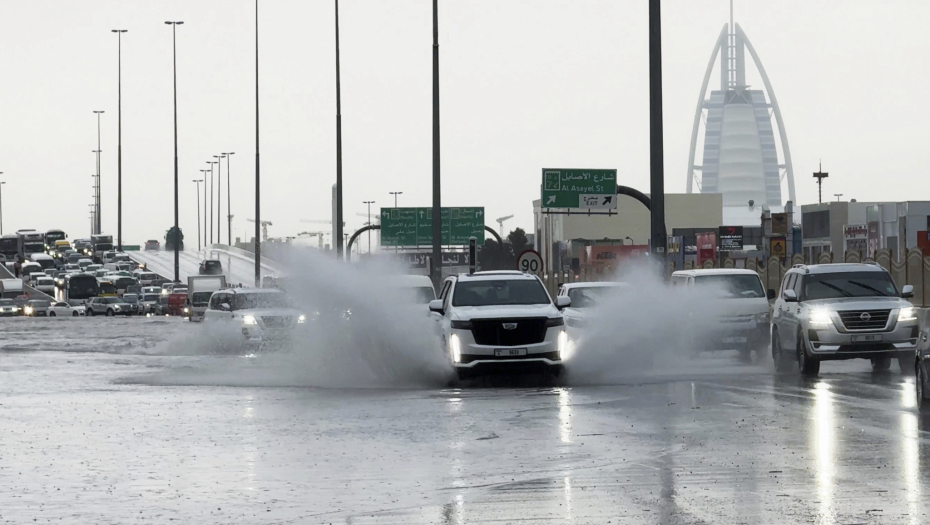 NEVREME SE SRUČILO NA DUBAI Grad u potpunom haosu (FOTO/VIDEO)