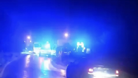 STRAVIČAN ČEONI SUDAR HITNE POMOĆI I AUTOMOBILA Lekari ukazuju pomoć povređenima (FOTO)