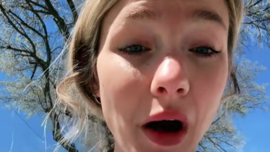 ZBOG OVOG PRIZORA OSTALA BEZ TEKSTA Devojka zalivala cveće u bašti, a onda je u saksiji ugledala nešto NEVEROVATNO (VIDEO)