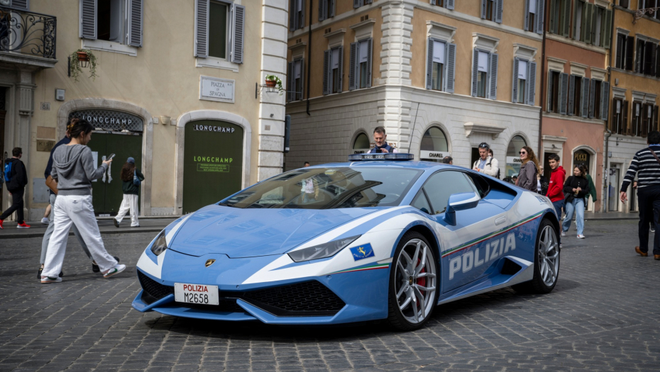 DO STOTKE ZA 3,3 SEKUNDE! Italijanska policija dobila još brži “lamborgini” (FOTO)