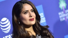 SALMA HAJEK SE U 57. GODINI SLIKALA U BIKINIJU Pokazala telo boginje sa zanosnim oblinama, fotku lajkovalo 1,5 milion ljudi!