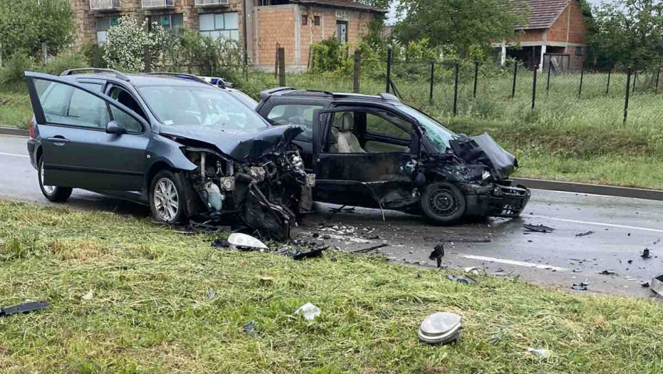 SUDAR TRI VOZILA KOD TOPOLE Ima povređenih, Hitna ih prevezla u KC Kragujevac