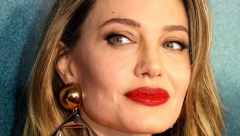 ANĐELINA DŽOLI POKAZALA NOVU TETOVAŽU Boginja lepote iznenadila publiku na premijeri ovim detaljem, evo gde se nalazi