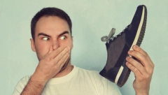 MESECIMA JE NOSIO PATIKE I OSEĆAO SMRAD Kada je otkrio o čemu se radi, sledila mu se krv u žilama!