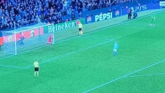 NIJE MOGAO DA SE SUZDRŽI Reakcija ruskog komentatora na katastrofalan penal Sitija nasmejala sve i postala viralna (VIDEO)