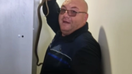 "DAJ DA JE VIDIMO, LELEEE" Iz radničkog garderobera izvučena zmija duga 1 metar (VIDEO)