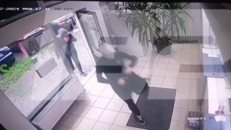 UZ PRETNJU PIŠTOLJEM POKUŠALI DA OPLJAČKAJU MENJAČNICU Uhapšene dve osobe u Novom Sadu