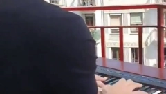 GROMOGLASAN APLAUZ SE ORIO BARSELONOM Pijanista izneo klavir na balkon, zasvirao poznatu numeru, a onda se desilo nešto neočekivano (VIDEO)