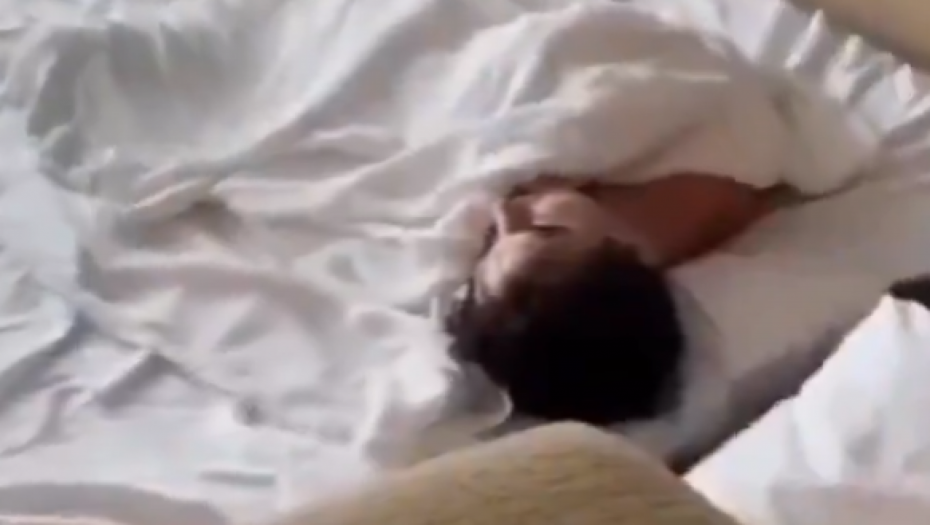 "IZVOLTE U SALONU" Spakovali ga za dve sekunde, a samo je mirno spavao! (VIDEO)