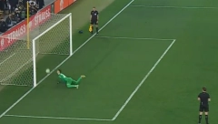 OVAKO NEŠTO SE RETKO VIĐA Hrvatski golman izveo pravo čudo, nemoguće da ovo nije gol (VIDEO)