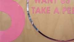 ŽENE U NEVERICI Kakva je ovo RUPA u kabini za presvlačenje u butiku?! (VIDEO)