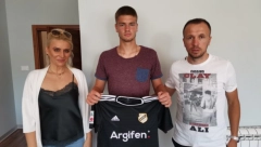 HRVATSKA NE PRESTAJE DA PRIČA O SRBINU Otac mu je bio poznat fudbaler, izvršio je samoubistvo, a on želi samo jedno - dres zagrebačkog Dinama