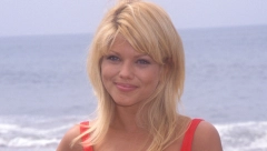 ZVEZDA KULTNE SERIJE NE PRESTAJE DA PROVOCIRA Čuvarka plaže izgrmela u bikiniju i ućutkala hejtere