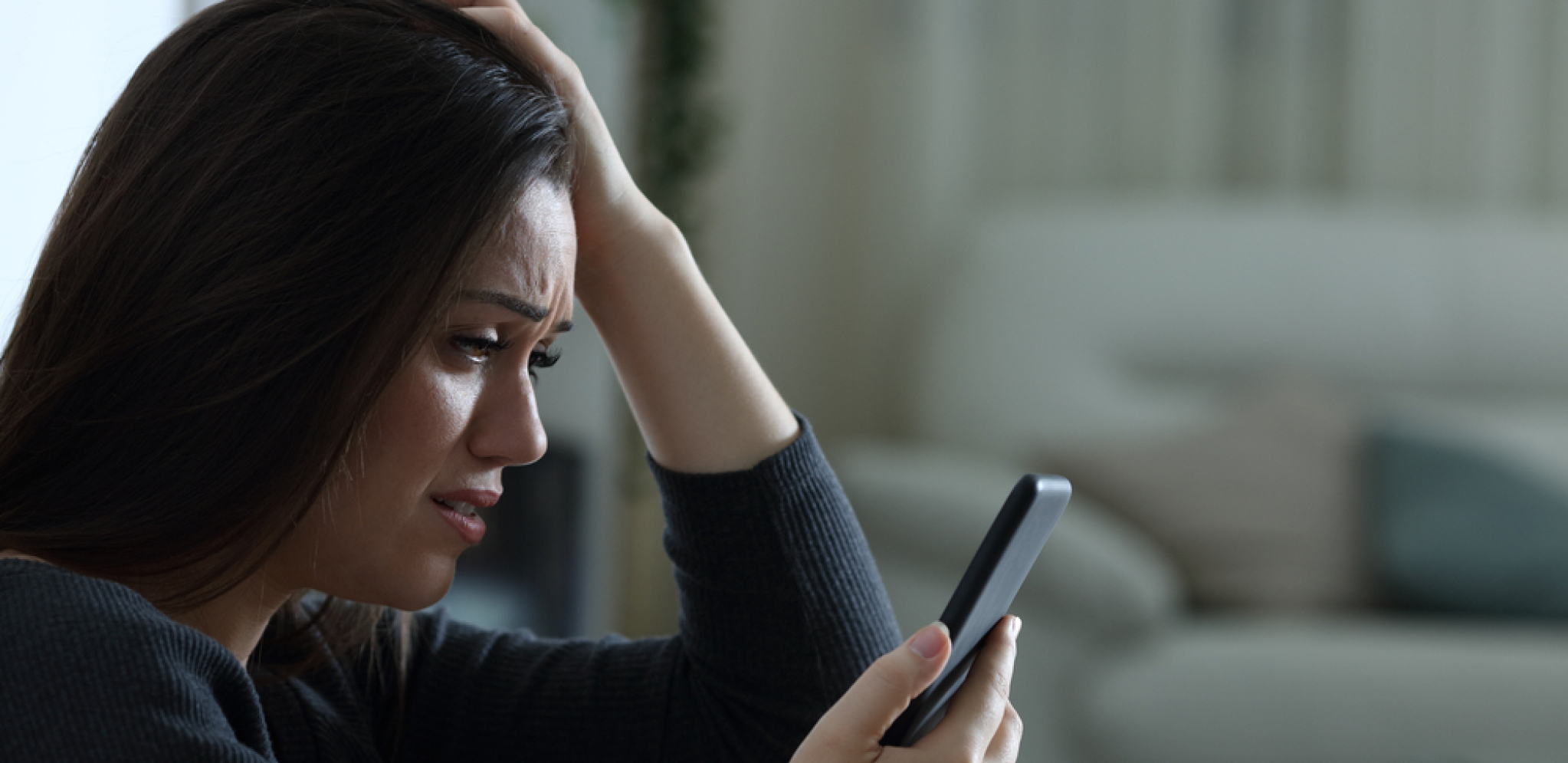 SRPKINJA GLEDALA MUŽU U TELEFON, PA PRONAŠLA TAJNE PORUKE Ljubavnica iz Zrenjanina, a on tamo ide na "službeni put"!