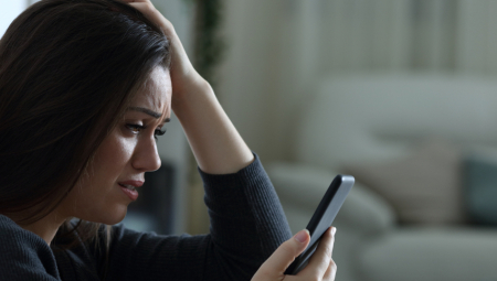 SVET JOJ SE SRUŠIO Koristila je dečkov telefon, a ono što je pronašla joj je slomilo srce