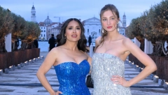 ZAPALILE VENECIJU Salma Hajek i misteriozna devojka pozirale u šljokičavim haljinama, da li znate ko je ova lepotica?