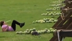 SVA SREĆA, POTREFI JE U GLAVU! Samo je htela da lansira lubenicu, ali karma je imala drugi plan! (VIDEO)