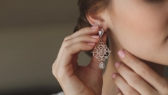 NOSITE MINĐUŠE BEZ OPTEREĆENJA Super trik sprečava povlačenje kože ušiju, a potrebna je samo 1 sitnica iz nesesera