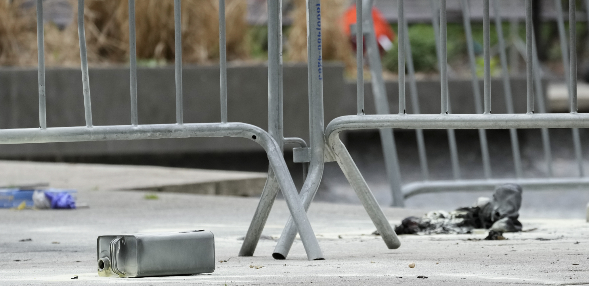 PREŽIVEO MUŠKARAC KOJI SE ZAPALIO ISPRED SUDA TOKOM SUĐENJA TRAMPU Evo u kakvom je stanju (FOTO)