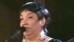 NAŠA PEVAČICA ČISTILA KLOZETE DA BI PREHRANILA DECU Porodila se sa 14 godina, a tokom života se susretala sa velikim nepravdama