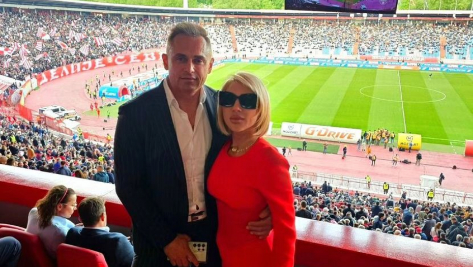 JOVANA JEREMIĆ IZ LOŽE PRATILA DERBI! Pozirala sa dečkom biznismenom, a mislila je da ovaj detalj niko neće primetiti!