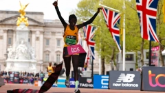 PAO SVETSKI REKORD U MARATONU Suze, sreća i radost - Kenijka zanimljivog prezimena neprikosnovena u Londonu (VIDEO)