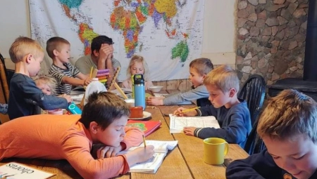 TRUDNA BUKVALNO VIŠE OD 10 GODINA Rodila je 13 dece, 14-o je na putu, ovo je njena priča!