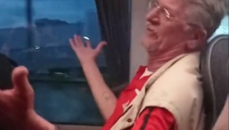 SNIMAK ZALUDEO REGION Putnik u autobusu neprekidno pevao 14 sati, ova pesma ga je posebno pogodila! (VIDEO)