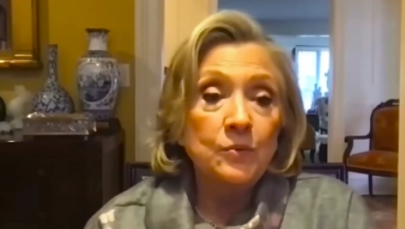 HILARI KLINTON OSULA PALJBU PO TRAMPU, PA SPOMENULA I PUTINA "Ovo je opasnost" (VIDEO)