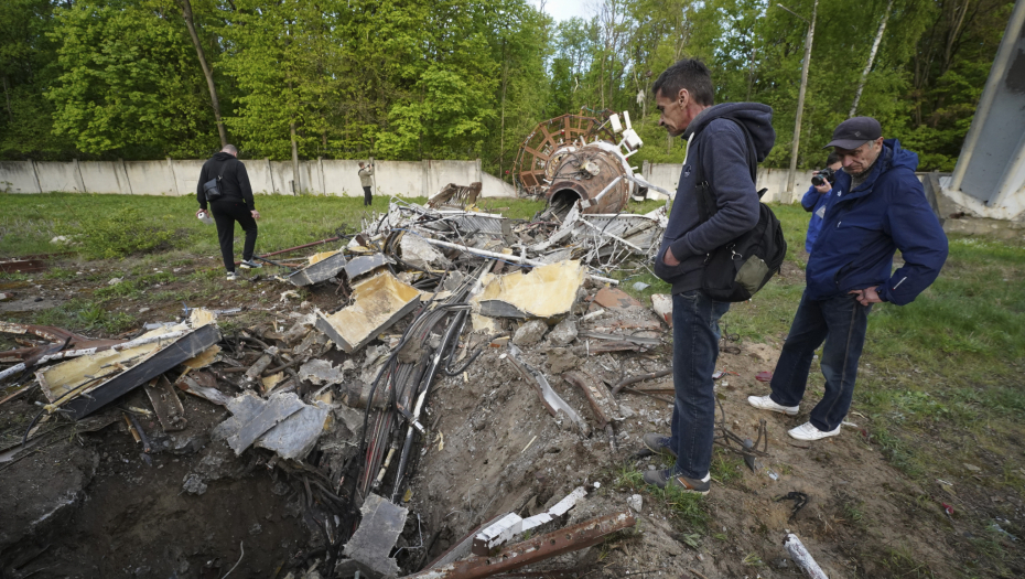 RUSI SRUŠILI TV TORANJ U HARKOVU Visok 240 metara srušio se kao kula od karata (FOTO/VIDEO)