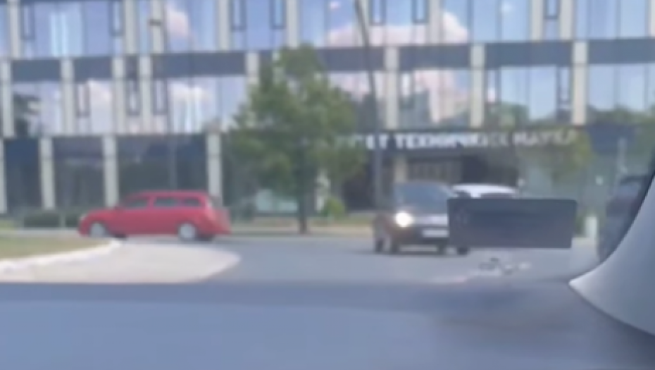 ZALUTAO U KONTRA SMER! Na vreme se izvukao, scena iz Novog Sada postala HIT na mrežama (VIDEO)