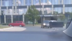 ZALUTAO U KONTRA SMER! Na vreme se izvukao, scena iz Novog Sada postala HIT na mrežama (VIDEO)