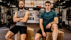 KAKVI BEDNICI, KRIŠOM FOTKAJU ŽENSKE ZADNJICE U TERETANI Sramna reklama beogradskog fitnes centra digla Srbiju na noge
