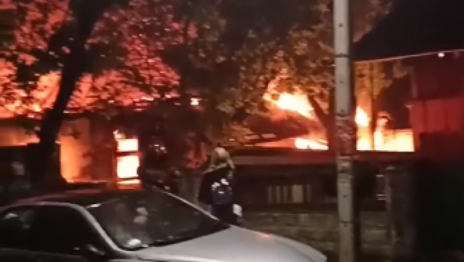 POŽAR U NOVOM SADU Gori objekat na Detelinari (VIDEO)