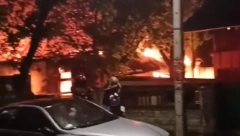 POŽAR U NOVOM SADU Gori objekat na Detelinari (VIDEO)